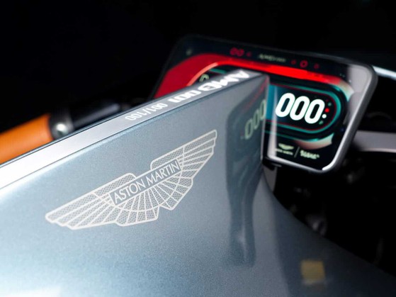 Phần vây được làm thẳng ngay trên mặt đồng hồ với logo Aston Martin. 