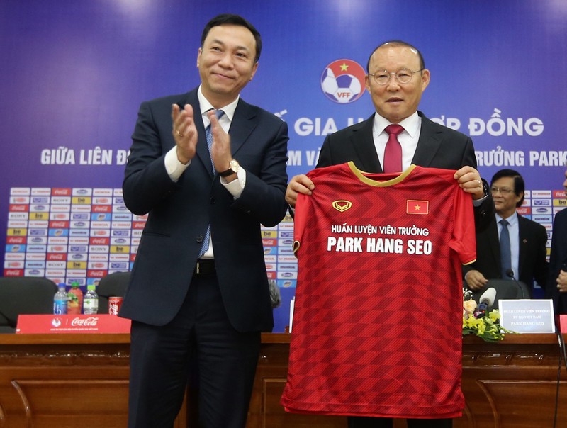 Phó chủ tịch VFF Trần Quốc Tuấn trao áo đấu đội tuyển Việt Nam cho HLV Park Hang-seo. ẢNH: NGỌC DUNG