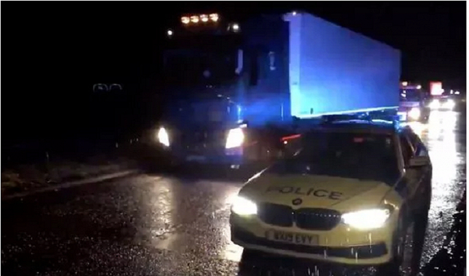 Cảnh sát Anh phát hiện xe tải chở 15 người nhập cư bất hợp pháp. (Ảnh: Twitter).
