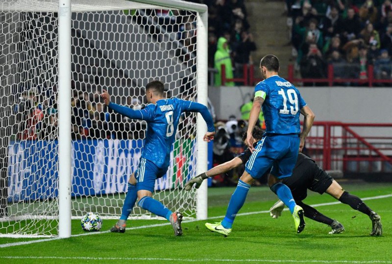 Ramsey tận dụng cơ hội được Ronaldo tạo ra để ghi bàn mở tỉ số cho Juventus. ẢNH: REUTERS