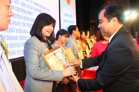 Bà Johana Wiriadinata - Giám đốc Tài chính Công ty TNHH Nestlé Việt Nam nhận bằng khen và kỷ niệm chương từ đại diện ngành Thuế.  