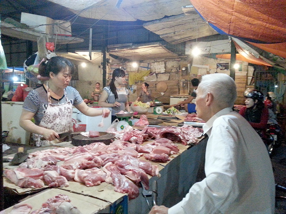 Thịt lợn trên thị trường đã tăng 20-30 nghìn đồng/kg trong vòng 1 tháng trở lại đây (Chụp tại chợ Mỹ Đình). Ảnh: Tạ Tôn  