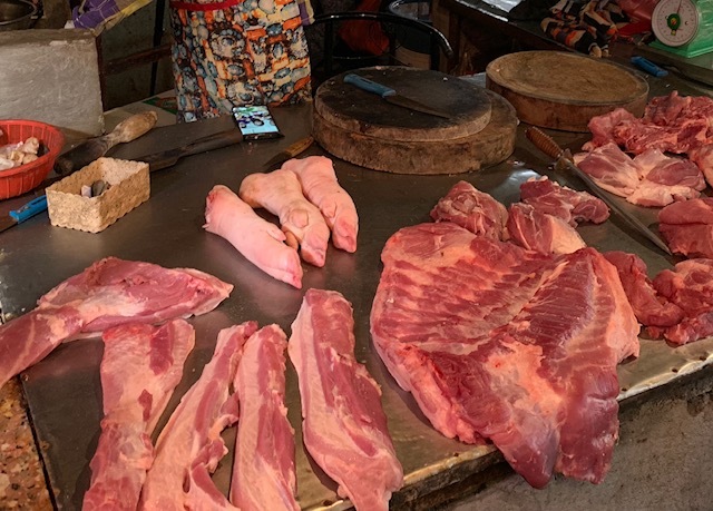Giá thịt lợn ngoài chợ tăng phi mã khiến nhiều người tiêu dùng choáng váng