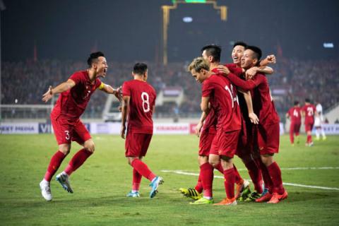 Các cầu thủ Việt Nam ăn mừng bàn thắng vào lưới UAE.    
