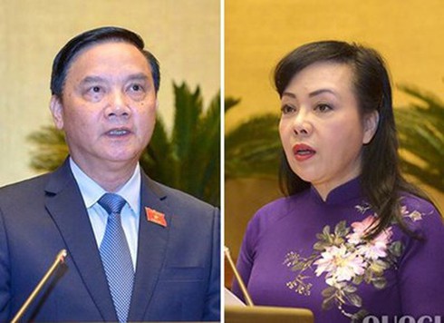 Chủ nhiệm Ủy ban Pháp luật Nguyễn Khắc Định và Bộ trưởng Bộ Y tế Nguyễn Thị Kim Tiến  