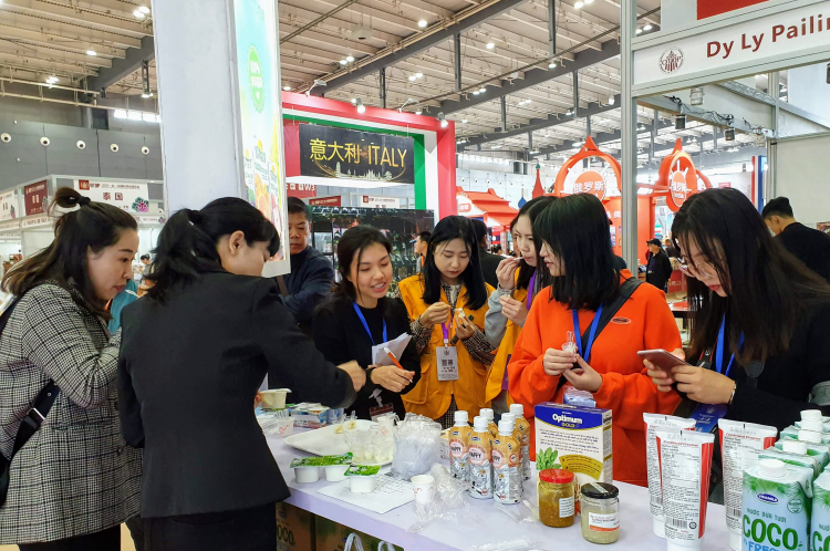 Khách hàng thử các sản phẩm mới của Vinamilk tại Hội chợ One Town One Product International Commodity Fair - OTOP 2019 (diễn ra từ ngày 15-17/11/2019)