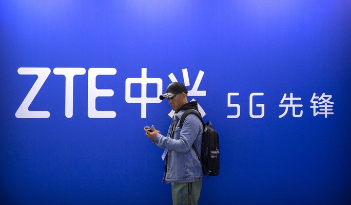 Cùng với Huawei, ZTE đang phải đối mặt với lệnh cấm của Mỹ liên quan đến an ninh quốc gia. Ảnh: AP