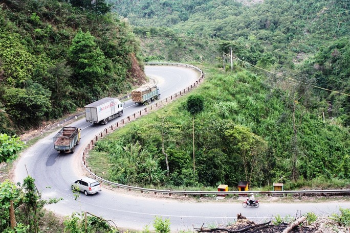 Quốc lộ 26 được xem là con đường huyết mạch nối Đắk Lắk với Khánh Hòa chưa đáp ứng được nhu cầu vận tải. Ảnh: KỲ NAM