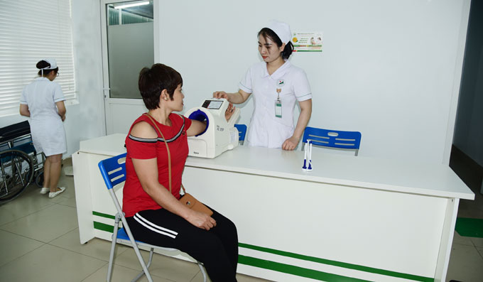 Y, bác sĩ Bệnh viện Đa khoa Đức Giang (Hà Nội) đo huyết áp cho bệnh nhân. Ảnh: Khuê Diệp