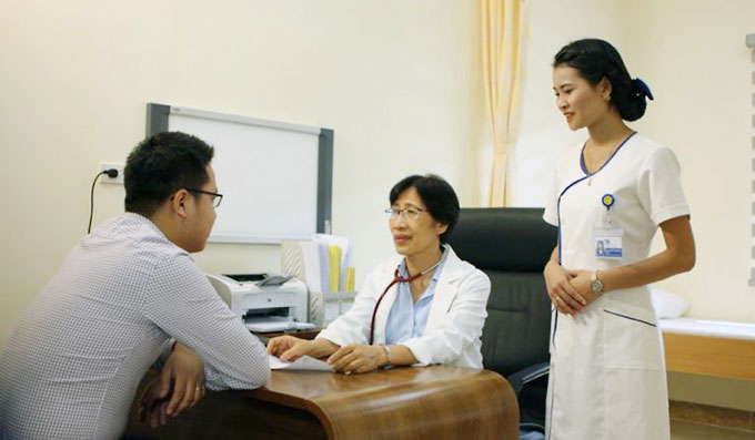 Các y, bác sĩ Khoa Nội tổng hợp, Bệnh viện Tâm Anh khám, chẩn đoán và tư vấn điều trị bệnh tim mạch cho bệnh nhân.