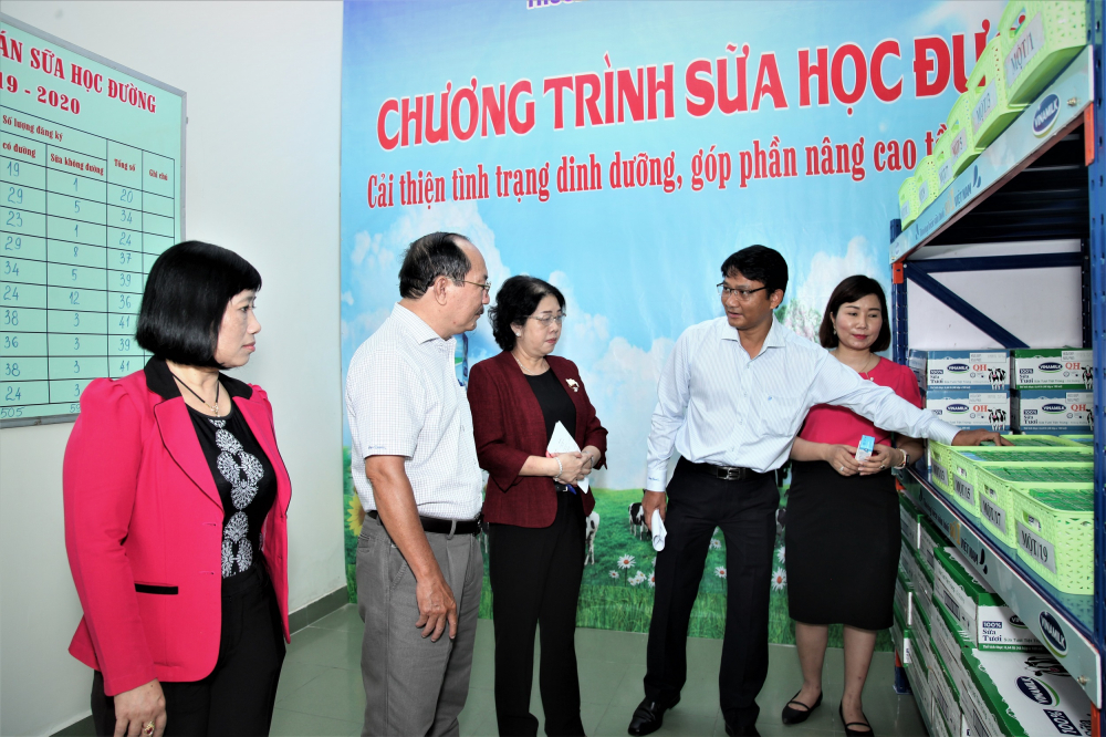 Bà Bùi Thị Diễm Thu, Phó Giám đốc Sở Giáo dục và Đào tạo TP.HCM cùng đoàn công tác khảo sát việc triển khai chương trình tại các điểm trường.