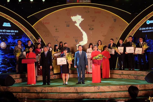 Bộ trưởng Bộ Tài nguyên và Môi trường Trần Hồng Hà trao giải cho các doanh nghiệp. 