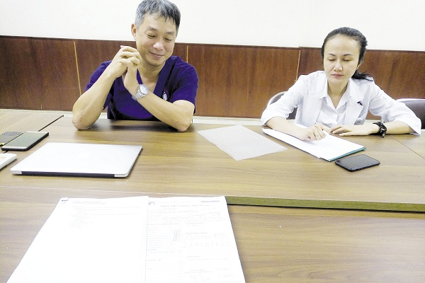 Bác sĩ Tiến (trái) cho biết bệnh viện đang hoàn tất các thủ tục để đề xuất phòng tài chính hoàn tiền cho bệnh nhân Lê Uyên Thư vào đầu tháng 12/2019.