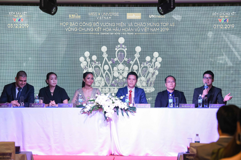 Ông Trần Việt Bảo Hoàng - Phó trưởng Ban tổ chức cuộc thi HHHV Việt Nam 2019 (ngoài cùng bên phải)  đang trả lời trong buổi họp báo 