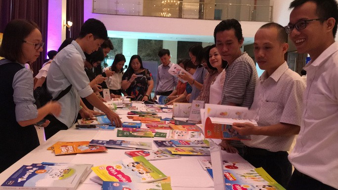 Giáo viên tham khảo các bộ sách giáo khoa mới do NXB Giáo dục Việt Nam công bố Ảnh: HUY LÂN