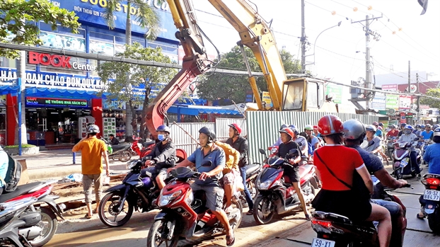 Cảnh thi công bê bối của gói thầu XL03 trên đường Nguyễn Duy Trinh sáng 1/12/2019