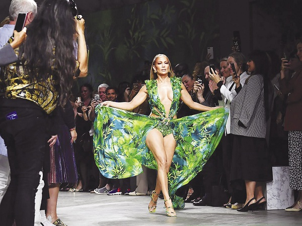 Mẫu váy kinh điển của hãng thời trang nổi tiếng của Ý Versace bị Fashion Nova sao chép.