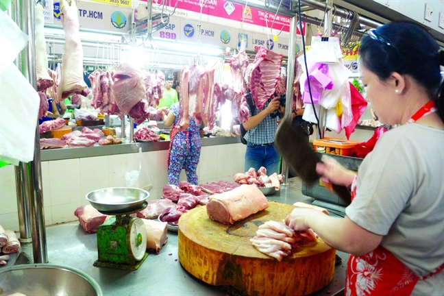 Giá thịt heo tại các chợ tăng cao khiến sức tiêu thụ thịt giảm - Ảnh: Quốc Thái
