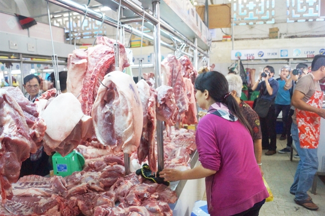 Giá thịt heo bán lẻ tại chợ tăng cao khiến sức tiêu thụ thịt giảm