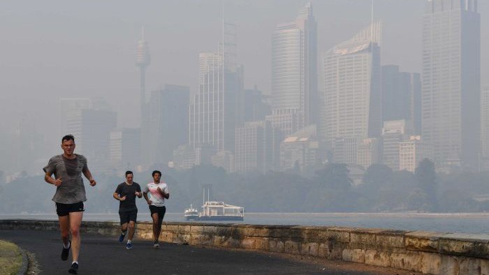 Khói mù dày đặc bao phủ thành phố Sydney. Ảnh: Reuters