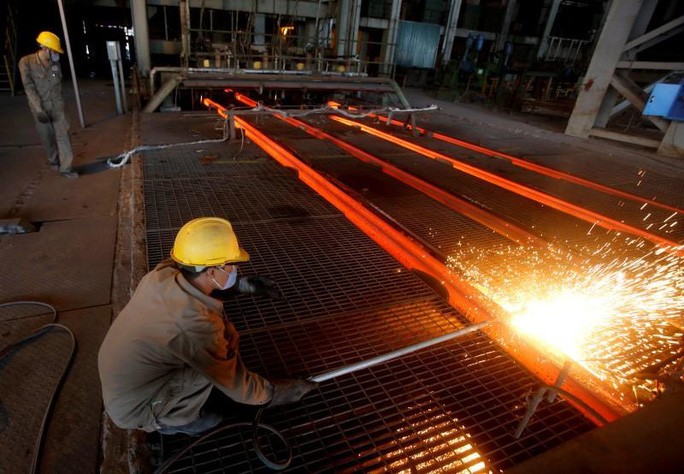 Một công nhân đang làm việc tại công ty thép ở tỉnh Hải Dương. Ảnh: Reuters