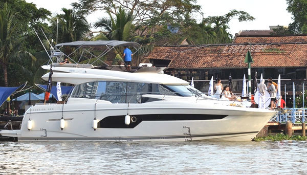 Chiếc du thuyền Prestige 520 vừa được giao cho người mua tại TP.HCM