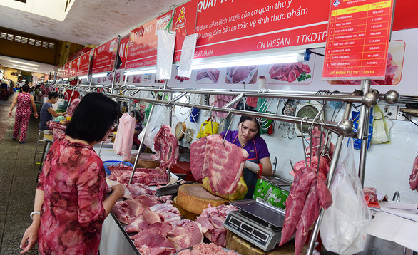 Người dân mua thịt heo tại chợ Bến Thành, quận 1, TP.HCM - Ảnh: QUANG ĐỊNH