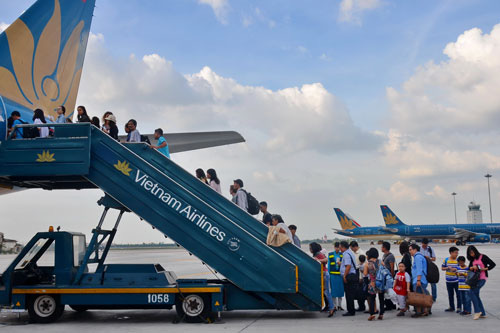 Hành khách đi từ sân bay Tân Sơn Nhất Ảnh: TẤN THẠNH