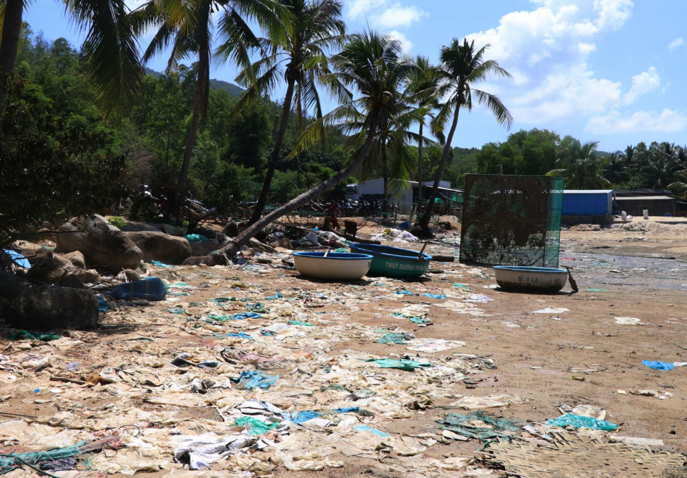 Bãi biển bị phủ kín bởi rác thải.