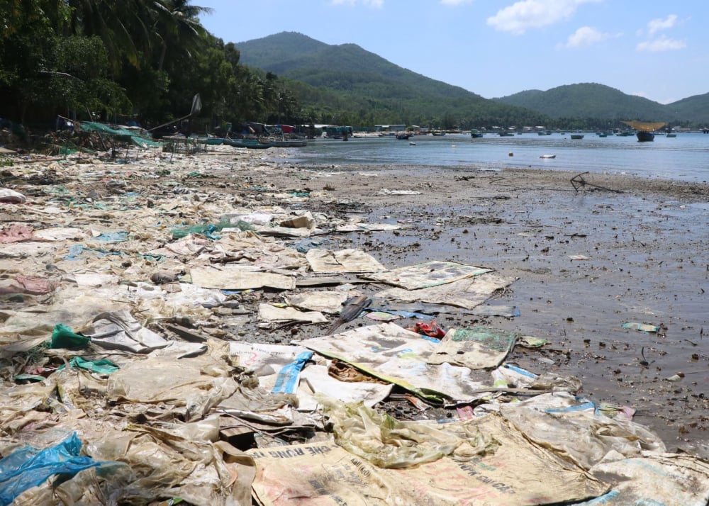Dù đã nhiều lần thu dọn nhưng chỉ sau ít ngày, rác lại phủ kín bờ biển.