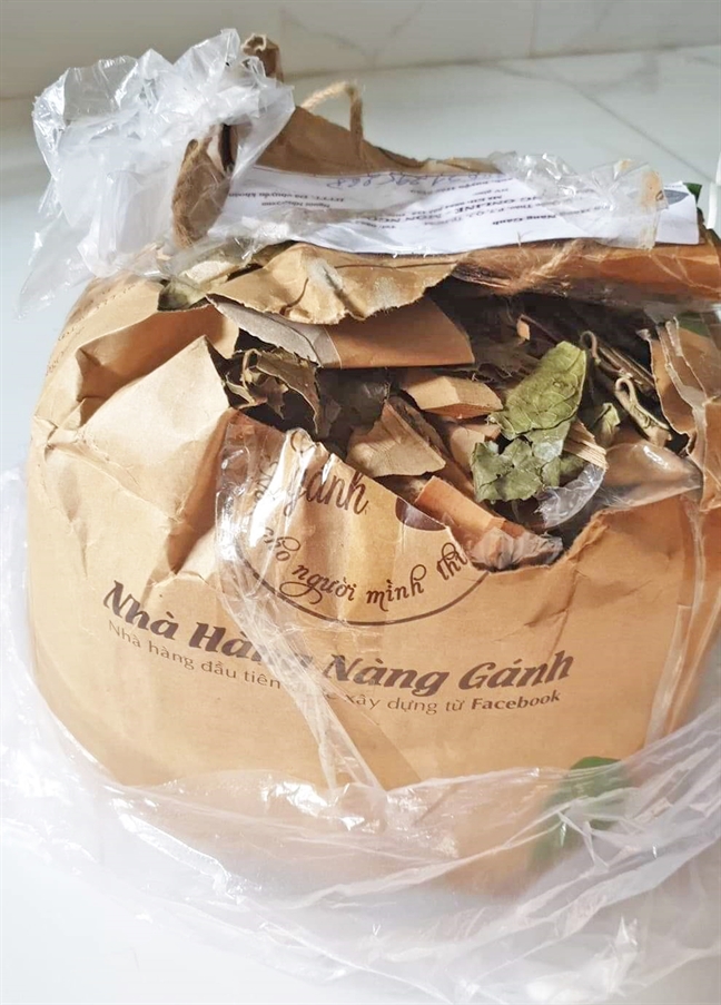 Gói sản phẩm mà bà Nguyễn Thị Thanh Nhàn bán cho chị M.C.Ng. và nhiều người khác với giá “cắt cổ” và bị khách hàng cho là cây xạ đen giả cũng như không có tác dụng như giới thiệu (ảnh do bạn đọc cung cấp)
