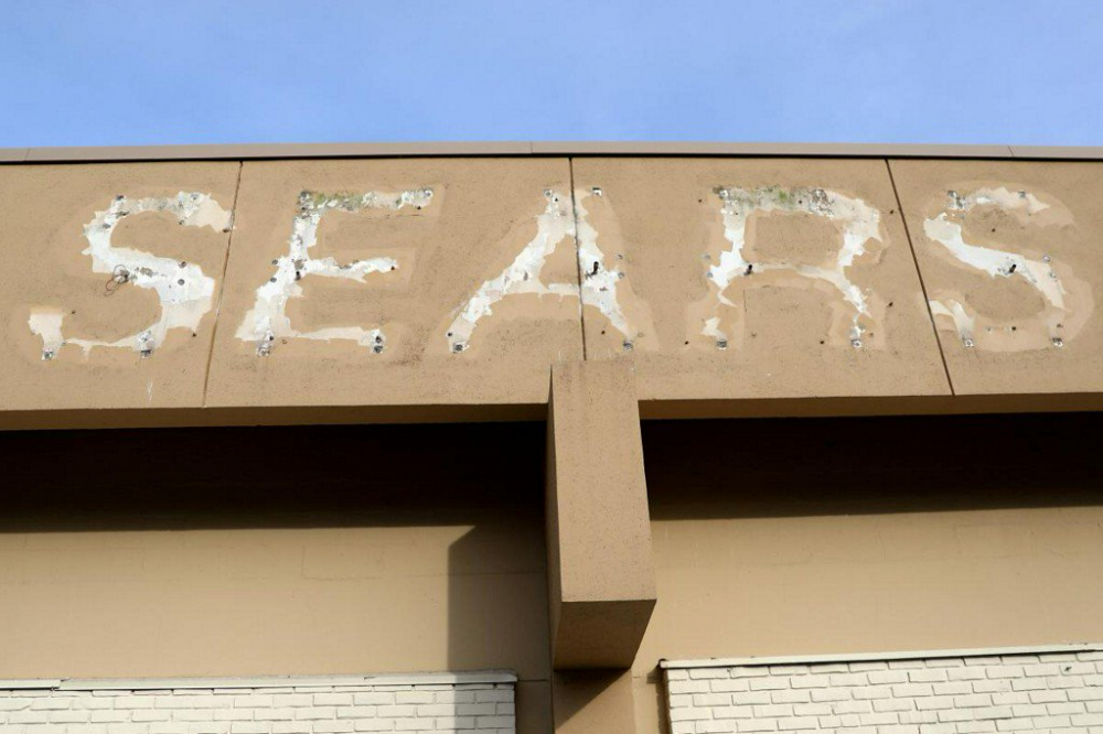Logo cửa hàng bách hóa Sears bị gỡ khỏi bức tường bên ngoài. 