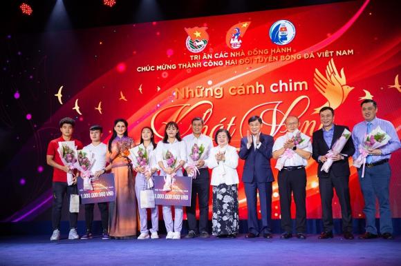 Đại diện IPPG trao 2 tỉ đồng cho hai đội bóng đá nam & nữ Việt Nam
