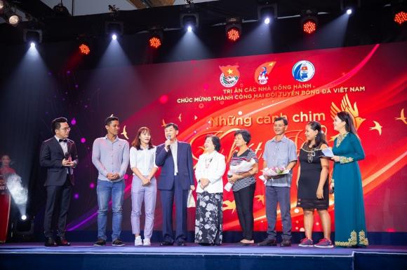 Doanh nhân Johnathan Hạnh Nguyễn ủng hộ nữ tuyển thủ Chương Thị Kiều 300 triệu đồng, ghi nhận những nỗ lực của cô trên sân cỏ trong trận chung kết Sea Games 30