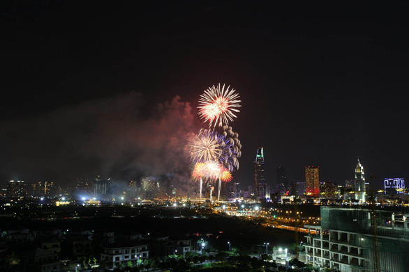 TP.HCM trong thời khắc đón năm mới 2018 nhìn từ khu đô thị mới Thủ Thiêm - Ảnh: KHOA TRẦN