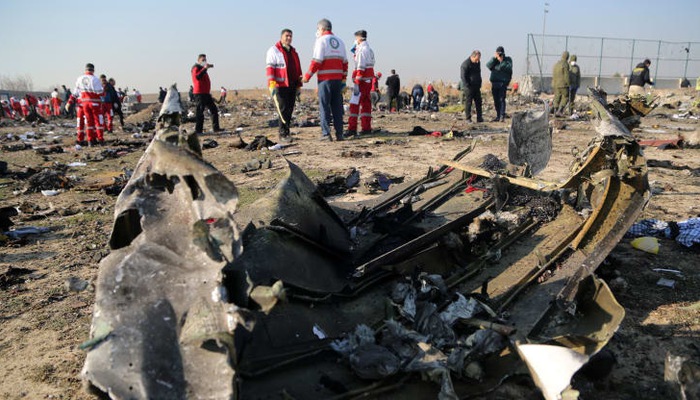  Hiện trường vụ rơi máy bay chở khách Boeing 737-800 của Ukraine International Airlines ở Tehran ngày 8/1 - Ảnh: Anadolu/CNBC. 