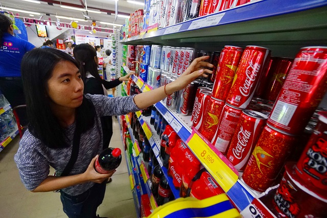  Người tiêu dùng mua sản phẩm CocaCola được tại siêu thị. Ảnh: Trần Định