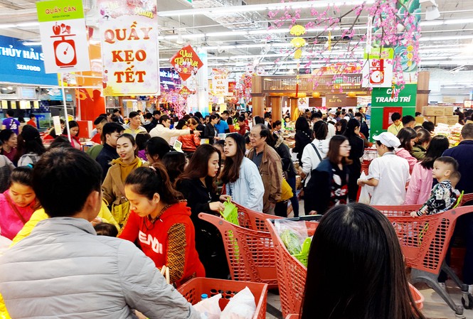 Người dân Hà Nội thay vì sắm tết các chợ truyền thống đã lựa chọn mua hàng tại hội chợ và siêu thị để đảm bảo vệ sinh an toàn thực phẩm. Ảnh: Hồng vĩnh