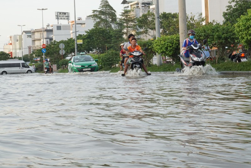 Triều cường làm ngâp trên diện rộng trên đường Phạm Hùng (huyện Bình Chánh) vào cuối tháng 10-2019. Ảnh: THU TRINH.