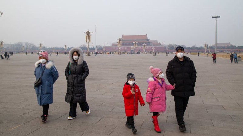 Một gia đình đeo khẩu trang phòng bệnh ở Bắc Kinh. Ảnh: CNBC