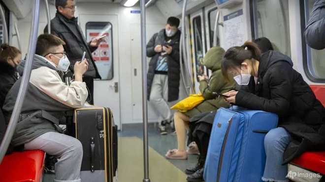 Người dân đeo khẩu trang trên tàu điện ở Bắc Kinh vì sợ lây nhiễm virus corona. Ảnh: AP.