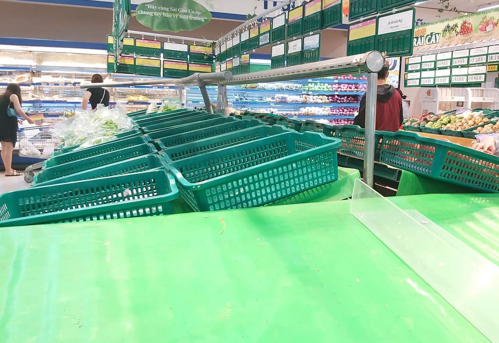 Tâm lý người đi siêu thị trong thời buổi dịch cúm corona là mua tích trữ để hạn chế đi lại nhiều lần - Ảnh: N.BÌNH