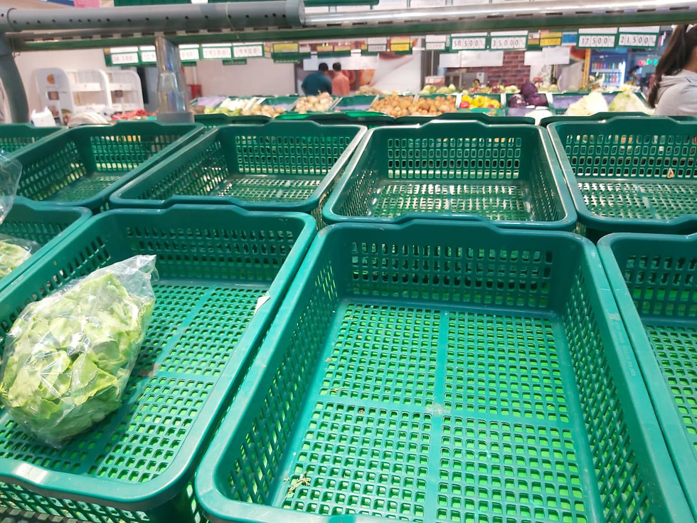 Quầy rau củ trong nhiều siêu thị trống trơn dù mới về chiều - Ảnh: N.BÌNH