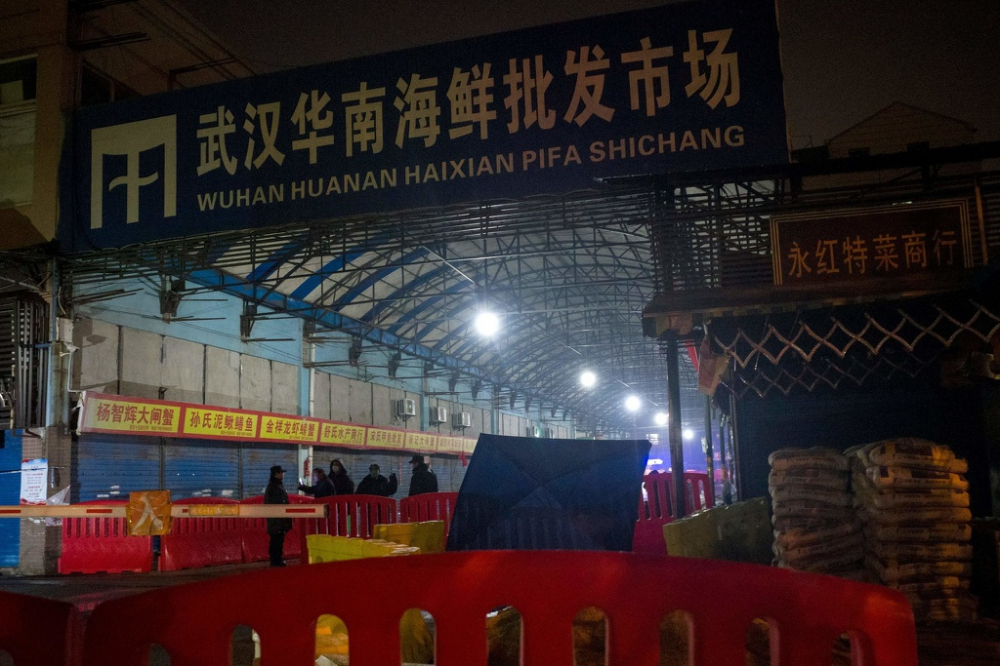     Chợ hải sản ở Vũ Hán được cho là nơi khởi nguồn đại dịch, bị đóng cửa ngày 1/1 với lý do “sửa chữa”. Ảnh: AFP. 