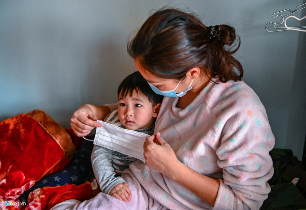Chị Tâm cùng con gái 2 tuổi trở về từ Trung Quốc sau chuyến thăm người thân đã ở điểm cách ly 3 ngày qua. Chị cho biết con gái được các chiến sỹ nấu thêm 3 bữa cháo mỗi ngày để đảm bảo sức khỏe. 