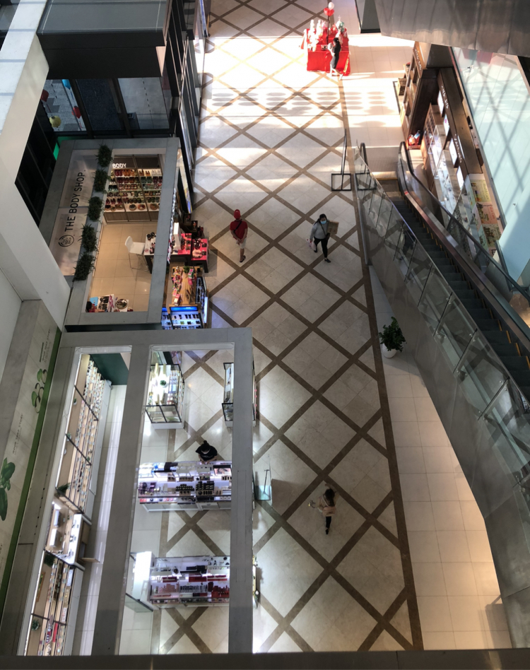 Trung tâm thương mại Nowzone (quận 5) ngày thường rất đông khách hàng đến vui chơi, mua sắm nhưng vài ngày qua vắng vẻ, đìu hiu ngay cả vào giờ trưa. 