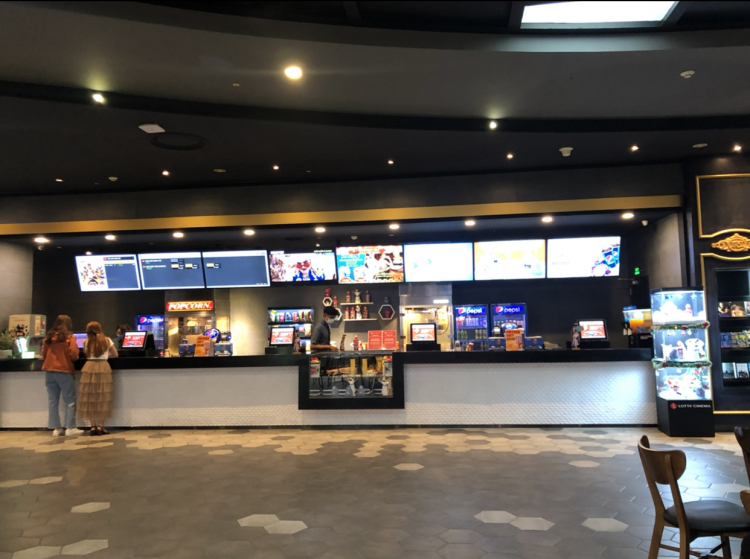 Lotte Cinema tại Lotte Mart quận 7 cũng không khá khẩm hơn dù khu tầng một là siêu thị lại rất đông đúc 