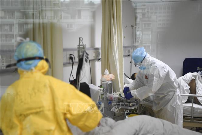 Điều trị cho bệnh nhân nhiễm virus Corona chủng mới tại một bệnh viện ở Trùng Khánh, Trung Quốc ngày 1/2/2020. Ảnh: THX/TTXVN
