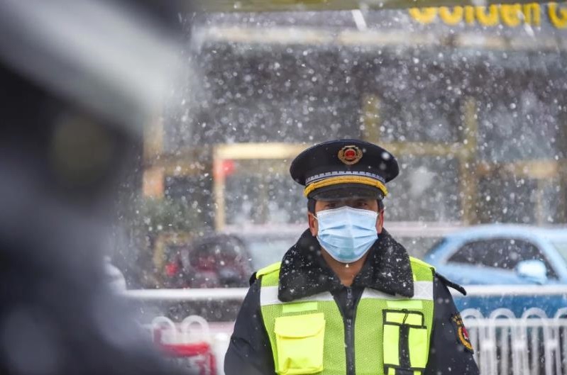 Một cảnh sát giao thông đeo khẩu trang làm việc trên một con phố ở Hồ Bắc. (Ảnh: Tân Hoa xã)