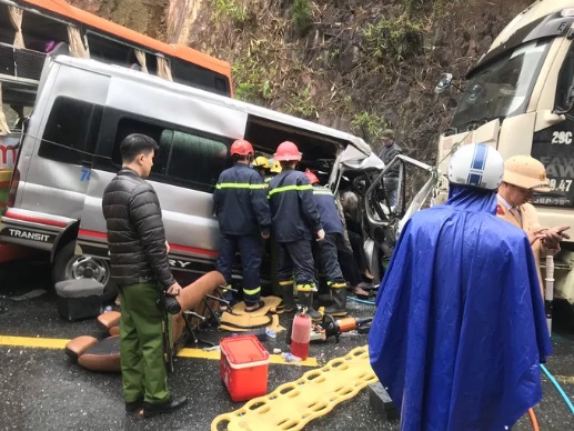 Lực lượng cứu hộ đến hiện trường để đưa tài xế xe 16 chỗ bị mắc kẹt đi cấp cứu và đưa thi thể nạn nhân tử vong ra khỏi xe